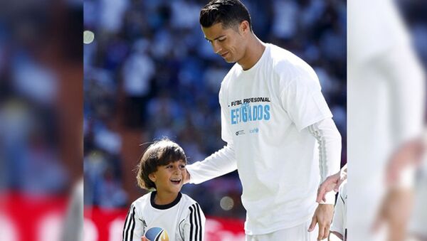 Криштиану Роналду на матч между Реалом и Гранадой вышел вместе с ребенком сирийских беженцев - Sputnik Արմենիա