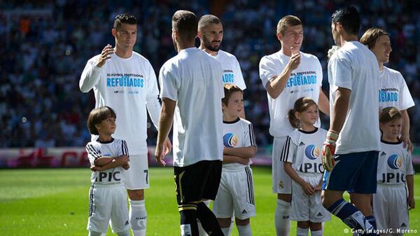 Криштиану Роналду на матч между Реалом и Гранадой вышел вместе с ребенком сирийских беженцев Криштиану Роналду на матч между Реалом и Гранадой вышел вместе с ребенком сирийских беженцев - Sputnik Արմենիա