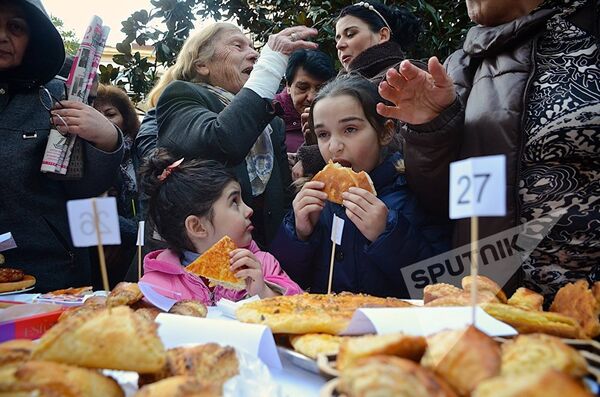 Дети на фестивале в Батуми, которых было очень много, с удовольствием пробовали сладкое угощение - Sputnik Армения