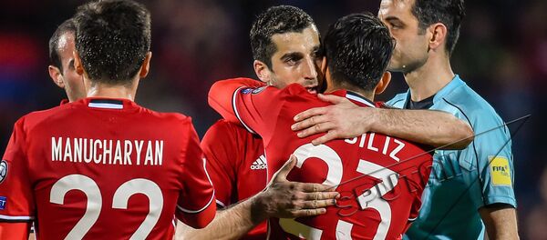 Генрих Мхитарян с Аразом Озбилисом - Sputnik Армения