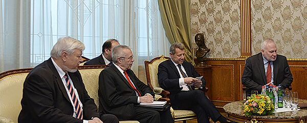 Сопредседатели Минской группы ОБСЕ Игорь Попов (Россия), Ричард Хогланд (США) и Стефан Висконти (Франция) и Анжей Каспрчик. - Sputnik Армения