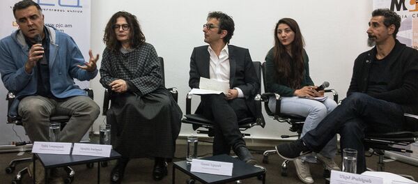 Члены организации  организации Гражданин-наблюдатель Эрик Назарян, Арсине Ханджян, Атом Эгоян и Серж Танкян - Sputnik Армения