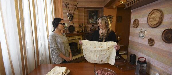 Հյուր շեֆ–խոհարարին. ինչպես պատրաստել «Կարս» թխվածքը Հյուր շեֆ–խոհարարին. ինչպես պատրաստել «Կարս» թխվածքը - Sputnik Արմենիա