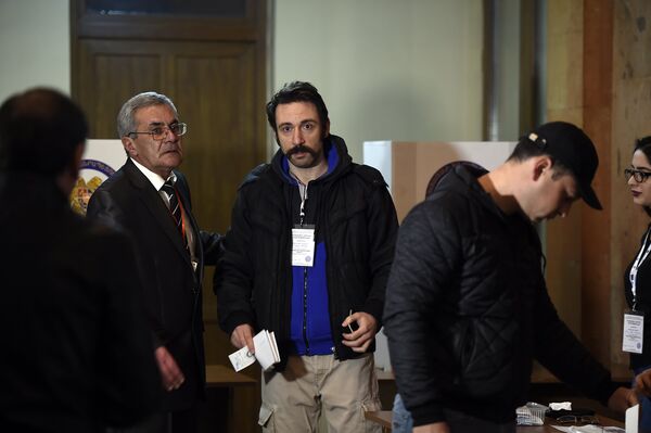 Айк Марутян голосует на выборах в НС РА Айк Марутян голосует на выборах в НС РА - Sputnik Армения