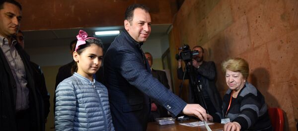 Виген Саргсян голосует на выборах в НС РА Виген Саргсян голосует на выборах в НС РА - Sputnik Արմենիա