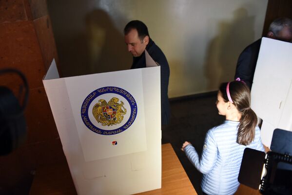 Виген Саргсян голосует на выборах в НС РА - Sputnik Армения