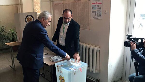 Галуст Саакян проголосовал на выборах в НС РА - Sputnik Армения