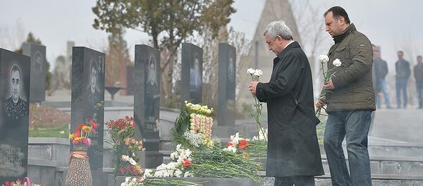 Президент РА Серж Саргсян в сопровождении Министра обороны РА Вигена Саргсяна и высшего офицерского состава ВС посетил воинский пантеон Ераблур Президент РА Серж Саргсян в сопровождении Министра обороны РА Вигена Саргсяна и высшего офицерского состава ВС посетил воинский пантеон Ераблур - Sputnik Արմենիա