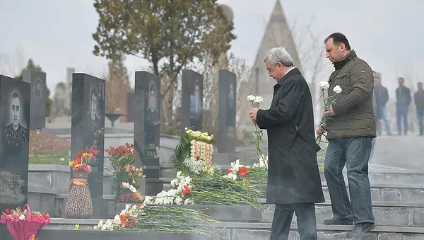 Президент РА Серж Саргсян в сопровождении Министра обороны РА Вигена Саргсяна и высшего офицерского состава ВС посетил воинский пантеон Ераблур - Sputnik Армения