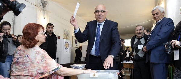 Хачатур Кокобелян проголосовал на выборах в НС РА Хачатур Кокобелян проголосовал на выборах в НС РА - Sputnik Армения