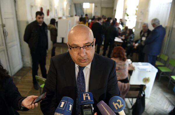 Хачатур Кокобелян проголосовал на выборах в НС РА Хачатур Кокобелян проголосовал на выборах в НС РА - Sputnik Армения