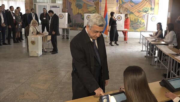 Голосование президента РА Сержа Саргсяна - Sputnik Армения