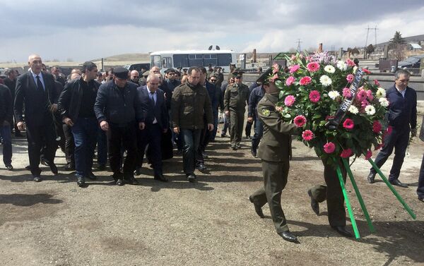 Виген Саргсян посетил Военный Пантеон в Гюмри - Sputnik Армения
