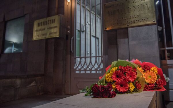 Ծաղիկներ Պետերբուրգի մետրոյում տեղի ունեցած պայթյունի զոհերի հիշատակին՝ աշխարհի տարբեր քաղաքներում գտնվող ՌԴ դեսպանատների մոտ - Sputnik Արմենիա