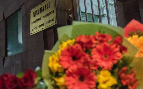 Ծաղիկներ Պետերբուրգի մետրոյում տեղի ունեցած պայթյունի զոհերի հիշատակին՝ աշխարհի տարբեր քաղաքներում գտնվող ՌԴ դեսպանատների մոտ - Sputnik Արմենիա