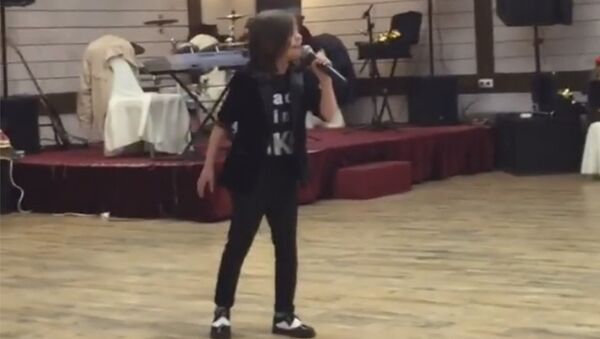 Серж Танкян опубликовал видео с мальчиком из Карабаха, который поет песню SOAD - Sputnik Արմենիա