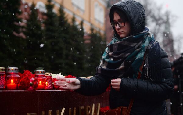 Цветы в память о погибших в метро Санкт–Петербурга - Sputnik Армения