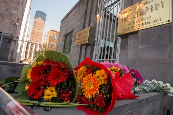 Цветы у посольств РФ в странах мира в память о погибших при взрыве в Санкт-Петербурге - Sputnik Армения