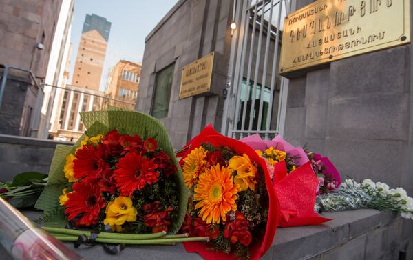 Цветы у посольств РФ в странах мира в память о погибших при взрыве в Санкт-Петербурге - Sputnik Армения
