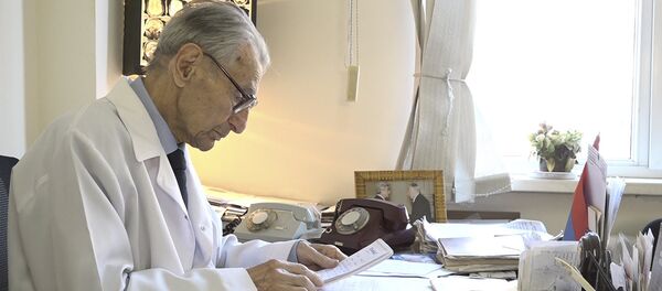 Հայաստանի նյարդավիրաբուժության դպրոցի հիմնադիրը 96 տարեկան է Հայաստանի նյարդավիրաբուժության դպրոցի հիմնադիրը 96 տարեկան է - Sputnik Արմենիա