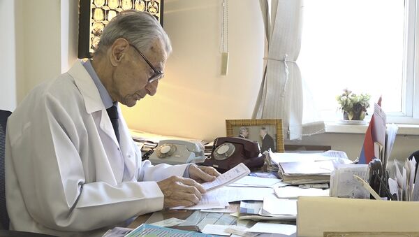 Основоположнику нейрохирургической школы Армении исполнилось 96 лет - Sputnik Армения