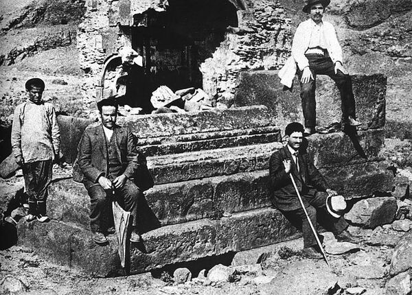 Мартирос Сарьян у храма Хоромос - Sputnik Армения