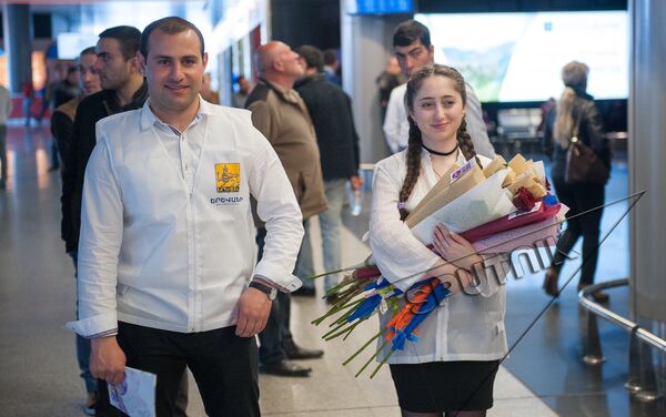 «Զվարթնոց» օդանավակայանում կանանց ու աղջիկներին դիմավորում են վարդերով - Sputnik Արմենիա