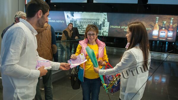 В аэропорту Звартноц женщин встретили с цветами - Sputnik Армения