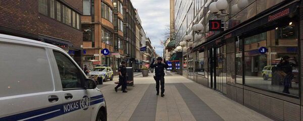 Грузовик въехал в толпу людей в центре Стокгольма - Sputnik Армения