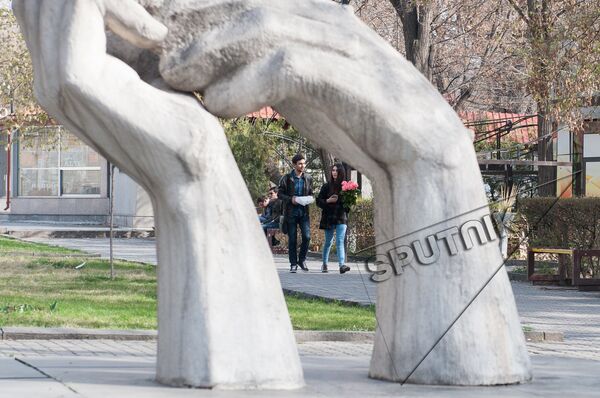 Сапожники, гаврош и Маштоц с учеником: мудрые памятники станут динозаврами Юрского периода Сапожники, гаврош и Маштоц с учеником: мудрые памятники станут динозаврами Юрского периода - Sputnik Армения