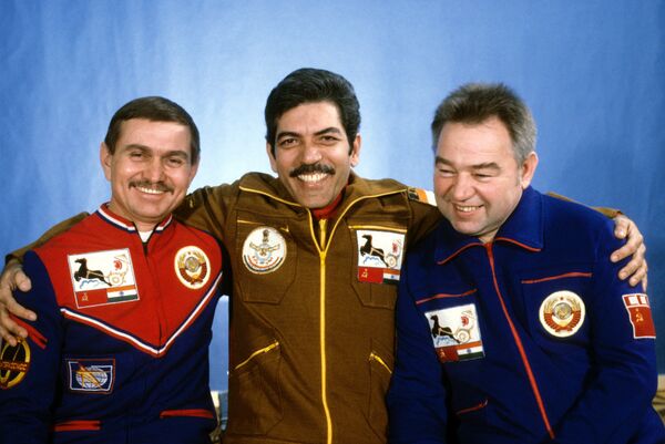 А.Березовой, Р.Мальхотра, Г.Гречко - члены советско-индийского космического экипажа А.Березовой, Р.Мальхотра, Г.Гречко - члены советско-индийского космического экипажа - Sputnik Армения