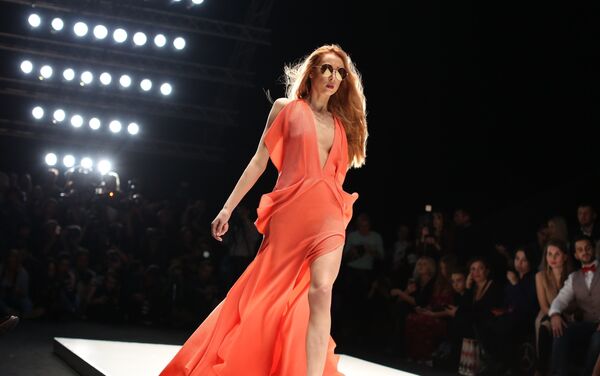 Модель на показе коллекции одежды дизайнера Юлии Далакян - Sputnik Армения