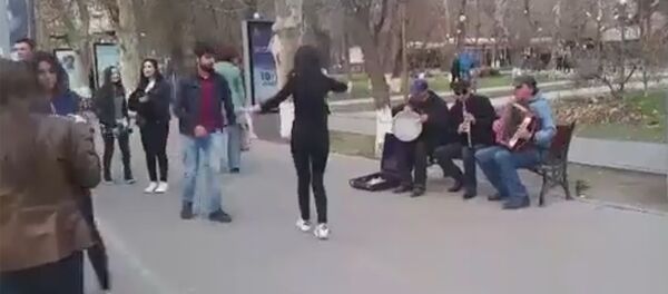 Грузинские танцы в центре Еревана Грузинские танцы в центре Еревана - Sputnik Армения