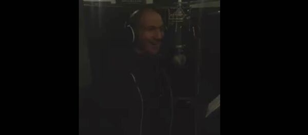 Никол Пашинян репетирует песню Эребуни-Ереван Никол Пашинян репетирует песню Эребуни-Ереван - Sputnik Армения