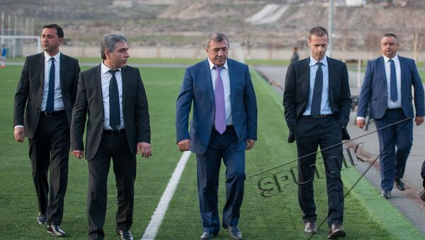 Глава Федерации футбола Армении Рубен Айрапетян (в центре) - Sputnik Армения
