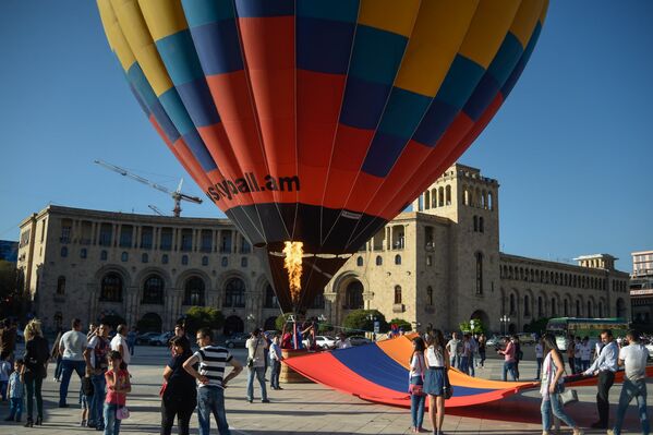 Воздушный шар поднял армянский триколор в воздух - Sputnik Армения