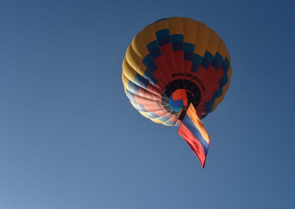 Воздушный шар и флаг Армении парили над Ереваном - Sputnik Армения