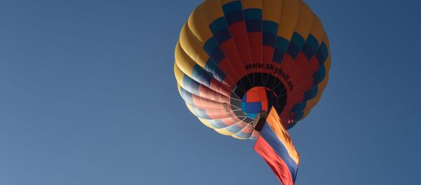 Воздушный шар и флаг Армении парили над Ереваном - Sputnik Армения