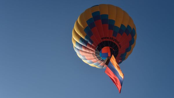 Воздушный шар и флаг Армении парили над Ереваном - Sputnik Արմենիա