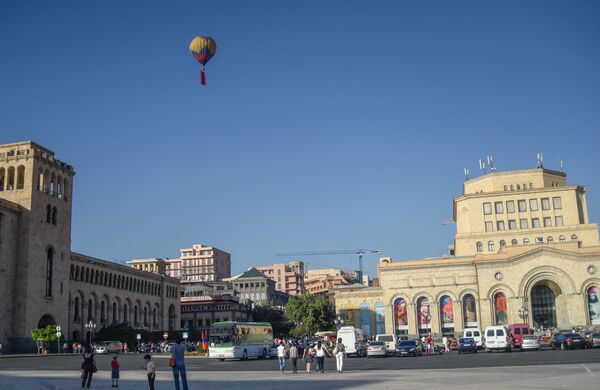 Воздушный шар и флаг Армении парили над Ереваном - Sputnik Армения