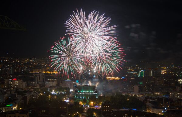 Праздничный салют ко Дню независимости Армении - Sputnik Армения