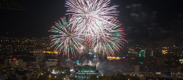 Праздничный салют ко Дню независимости Армении Праздничный салют ко Дню независимости Армении - Sputnik Армения