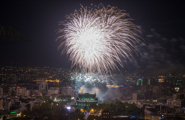 Праздничный салют ко Дню независимости Армении - Sputnik Армения