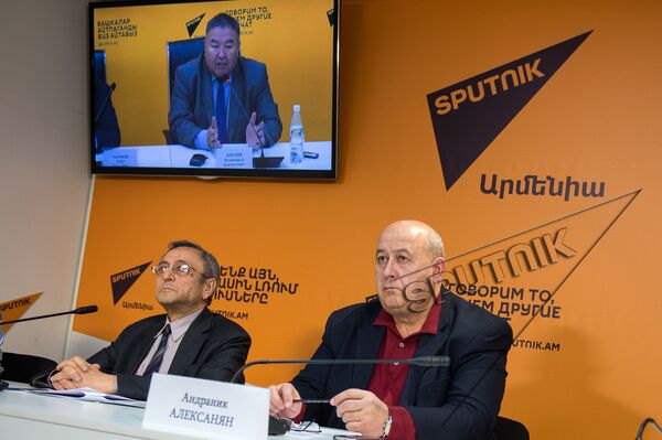 Видеомост Ереван – Астана – Бишкек – Минск, приуроченный к очередному заседанию Высшего Евразийского экономического совета в Бишкеке. Эдуард Киракосян и Андраник Алексанян  - Sputnik Армения