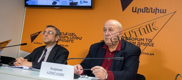 Видеомост Ереван – Астана – Бишкек – Минск, приуроченный к очередному заседанию Высшего Евразийского экономического совета в Бишкеке. Эдуард Киракосян и Андраник Алексанян Видеомост Ереван – Астана – Бишкек – Минск, приуроченный к очередному заседанию Высшего Евразийского экономического совета в Бишкеке. Эдуард Киракосян и Андраник Алексанян - Sputnik Արմենիա