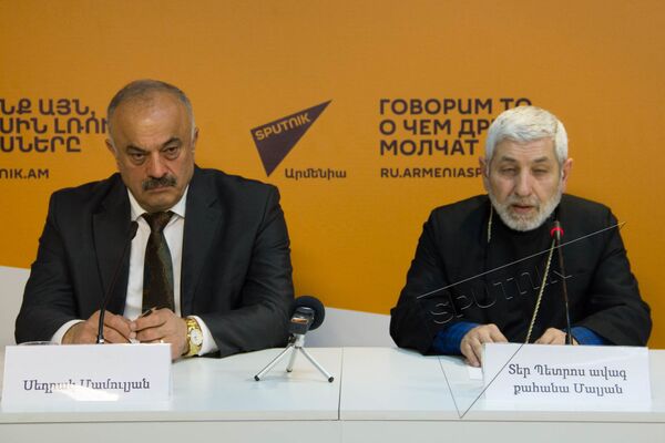 Настоятель церкви Сурб Саркис (святого Саркиса) протоиерей Петрос Малян и Седрак Мамулян Настоятель церкви Сурб Саркис (святого Саркиса) протоиерей Петрос Малян и Седрак Мамулян - Sputnik Արմենիա