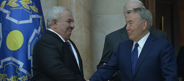 Юра Хачатуров и Нурсултан Назарбаев Юра Хачатуров и Нурсултан Назарбаев - Sputnik Армения