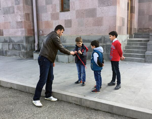 Гюмрийцы восстановливают дворовые игры Гюмрийцы восстановливают дворовые игры - Sputnik Армения