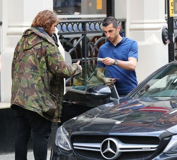 Генрих Мхитарян дает деньги бездомному - Sputnik Армения