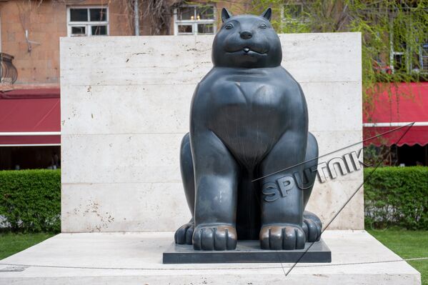Кошка, 1999. Фернандо Ботеро (р. 1932), Колумбия. Бронза, черная патина. Центр искусств Гафесчян - Sputnik Армения